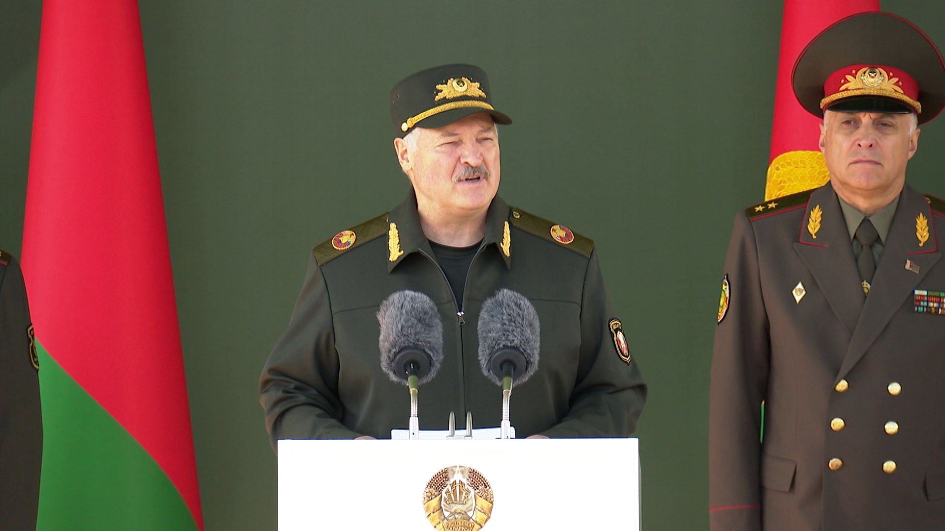 Лукашенко выступает с речью на присяге новобранцев 23 мая